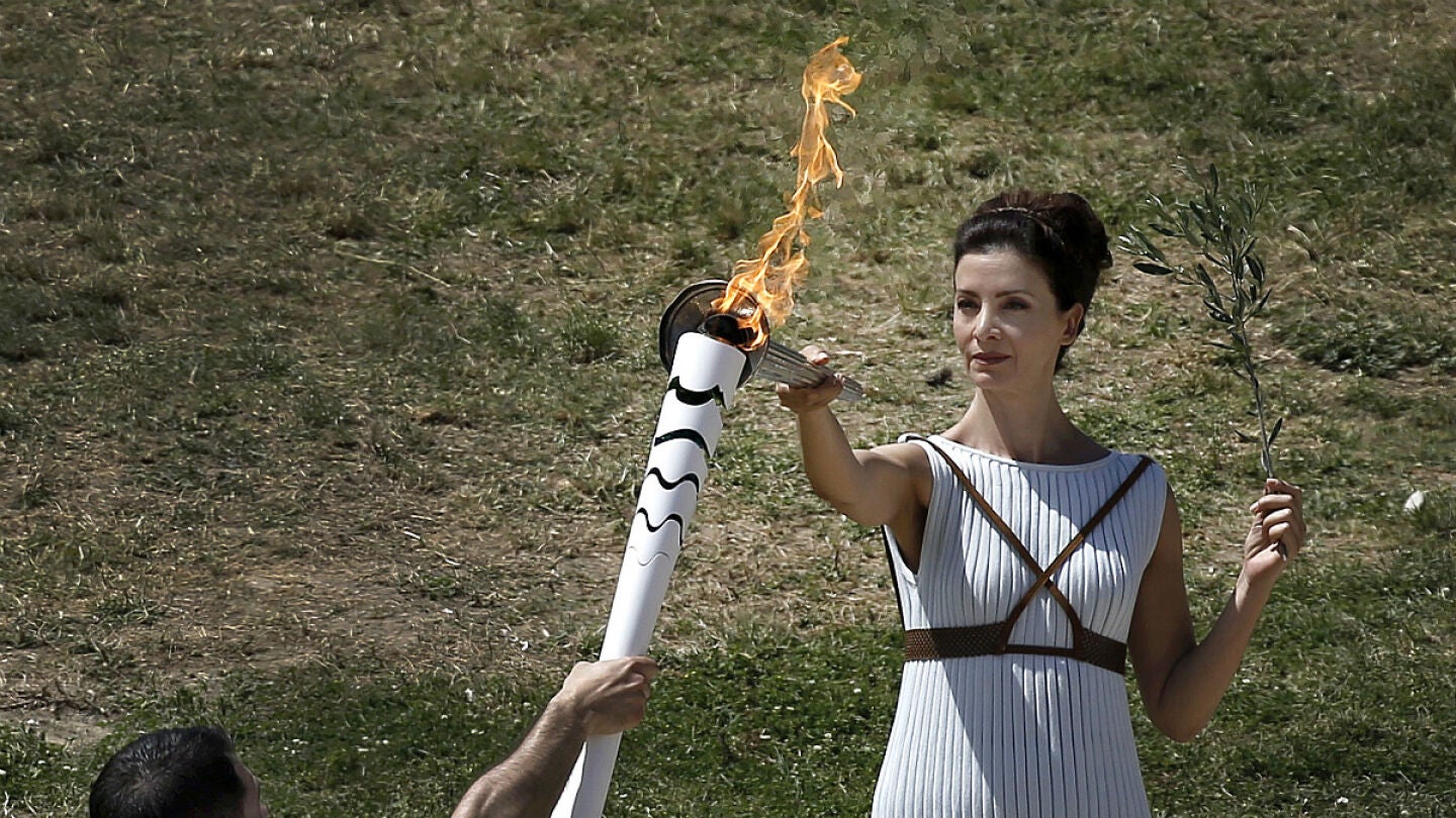La antorcha ol&iacute;mpica, siendo encendida en Grecia