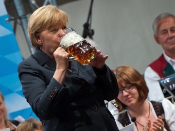 Merkel bebiendo cerveza Merkel bebiendo cerveza