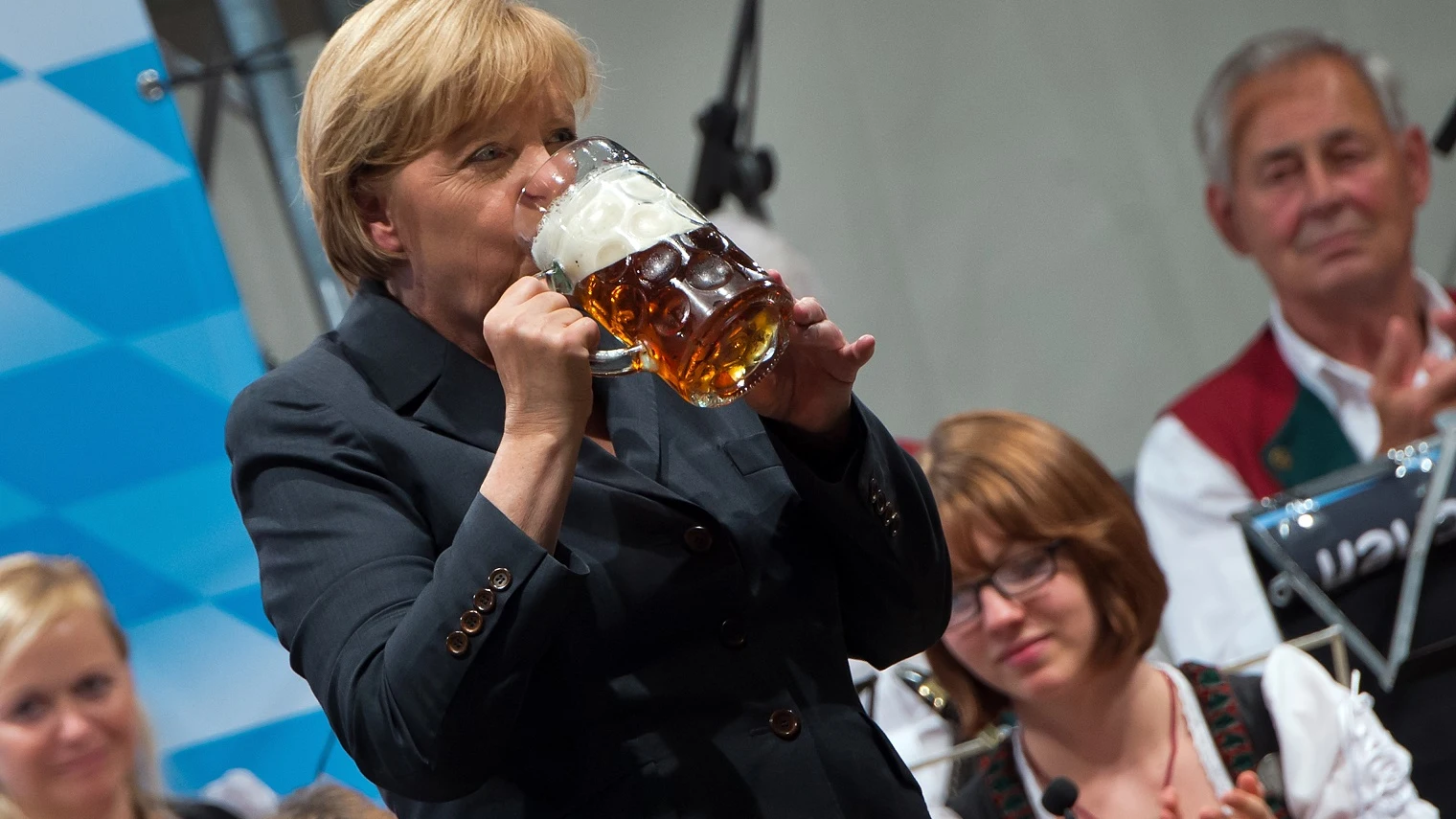 Merkel bebiendo cerveza