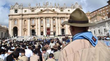 El papa Francisco lanza un llamamiento en el Vaticano a miles de adolescentes,