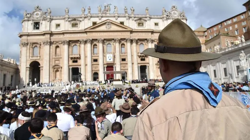 El papa Francisco lanza un llamamiento en el Vaticano a miles de adolescentes,