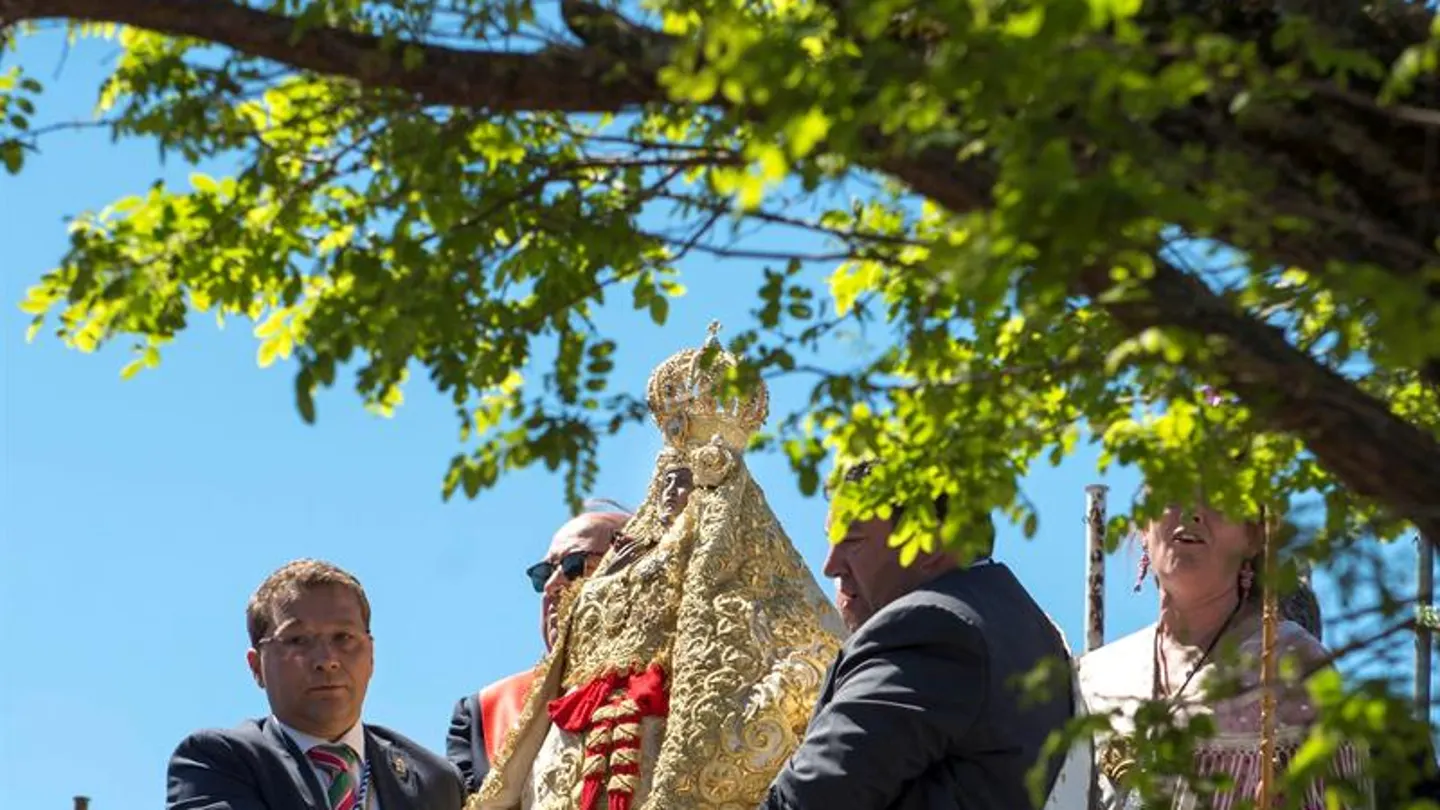 Miles de romeros veneran a la Virgen de la Cabeza Miles de romeros veneran a la Virgen de la Cabeza