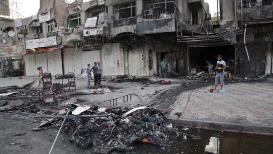 Iraqu&iacute;es inspeccionan el lugar donde explosion&oacute; un coche bomba en Bagdad | Archivo