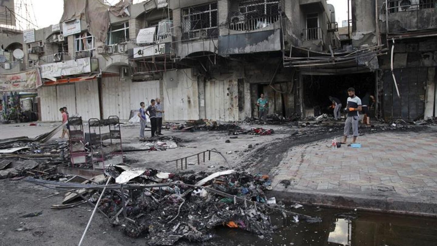 Iraqu&iacute;es inspeccionan el lugar donde explosion&oacute; un coche bomba en Bagdad | Archivo