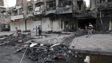 Iraquíes inspeccionan el lugar donde explosionó un coche bomba en Bagdad | Archivo