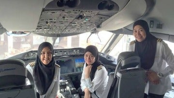 Mujeres pilotan un avión aterrizado en Arabia Saudí