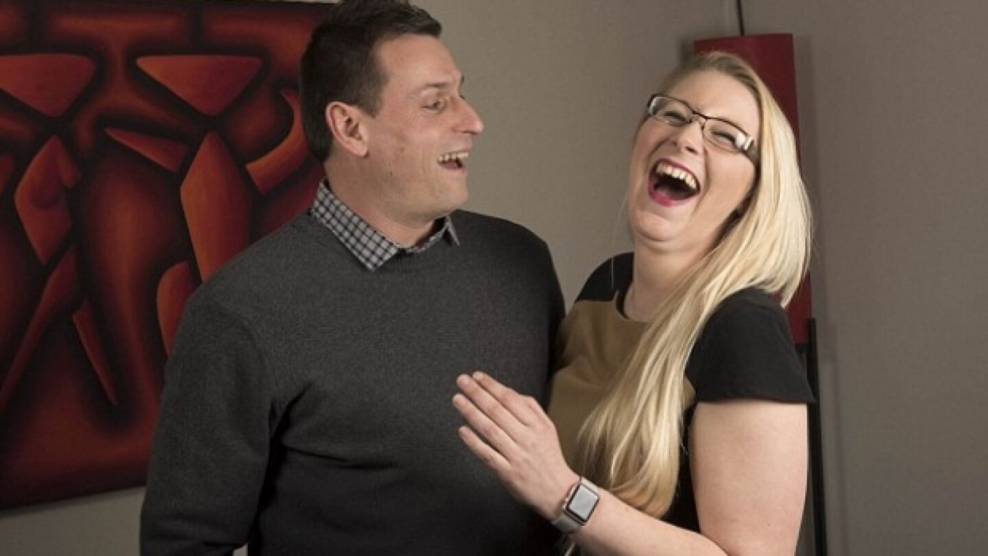 Sami Walton posa junto a su novio
