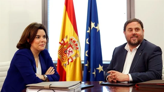 La vicepresidenta del Gobierno en funciones, Soraya Sáenz de Santamaría, y el vicepresidente de la Generalitat de Cataluña, Oriol Junqueras La vicepresidenta del Gobierno en funciones, Soraya Sáenz de Santamaría, y el vicepresidente de la Generalitat de Cataluña, Oriol Junqueras