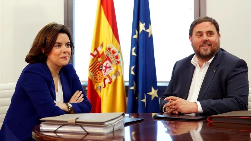 La vicepresidenta del Gobierno en funciones, Soraya Sáenz de Santamaría, y el vicepresidente de la Generalitat de Cataluña, Oriol Junqueras