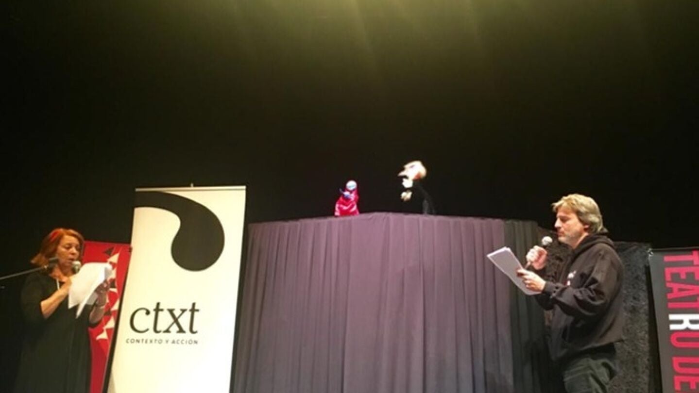 Gloria Mu&ntilde;oz y Alberto San Juan representando la obra de los titiriteros