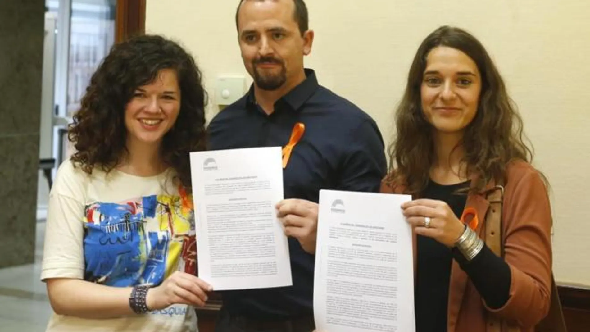 Miguel Álvarez y las diputadas Sofía Castañón y Neolia Vera, tras presentar las propuestas no de ley
