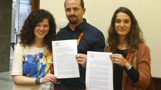 Miguel Álvarez y las diputadas Sofía Castañón y Neolia Vera, tras presentar las propuestas no de ley Miguel Álvarez y las diputadas Sofía Castañón y Neolia Vera, tras presentar las propuestas no de ley