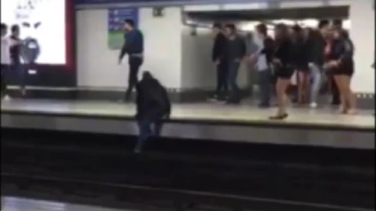 Imagen de la pelea en el metro entre jóvenes Imagen de la pelea en el metro entre jóvenes