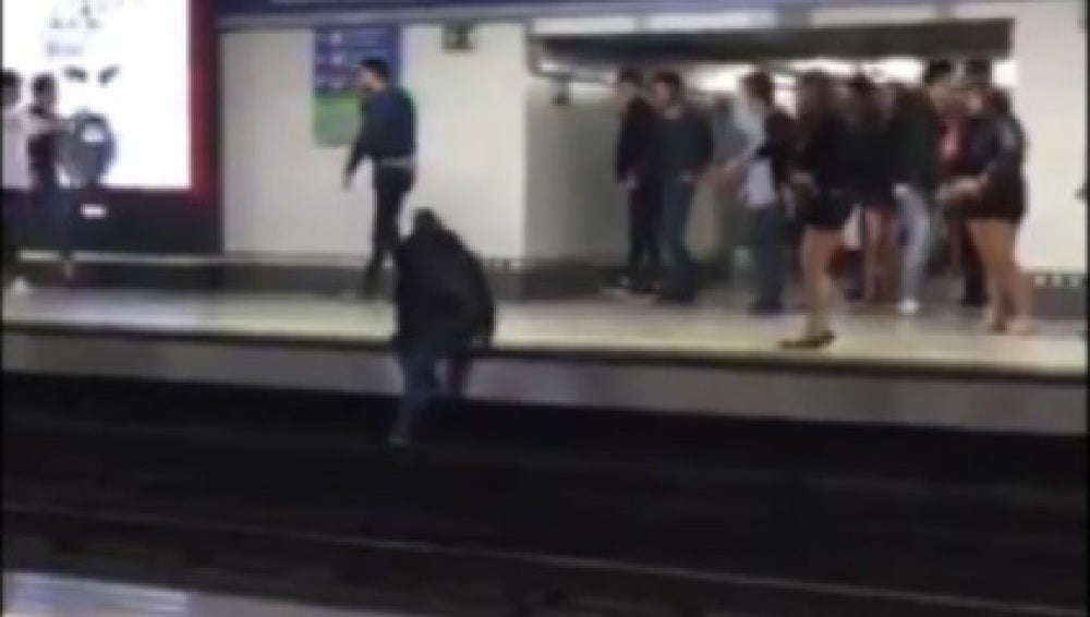Imagen de la pelea en el metro entre jóvenes
