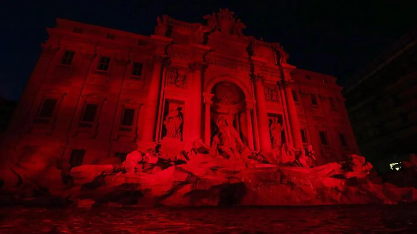 La Fontana di Trevi se tiñe de rojo, en memoria de los cristianos perseguidos La Fontana di Trevi se tiñe de rojo, en memoria de los cristianos perseguidos