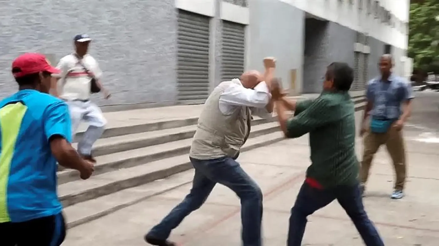 El portavoz de la oposición venezolana golpeado por supuestos chavistas El portavoz de la oposición venezolana golpeado por supuestos chavistas