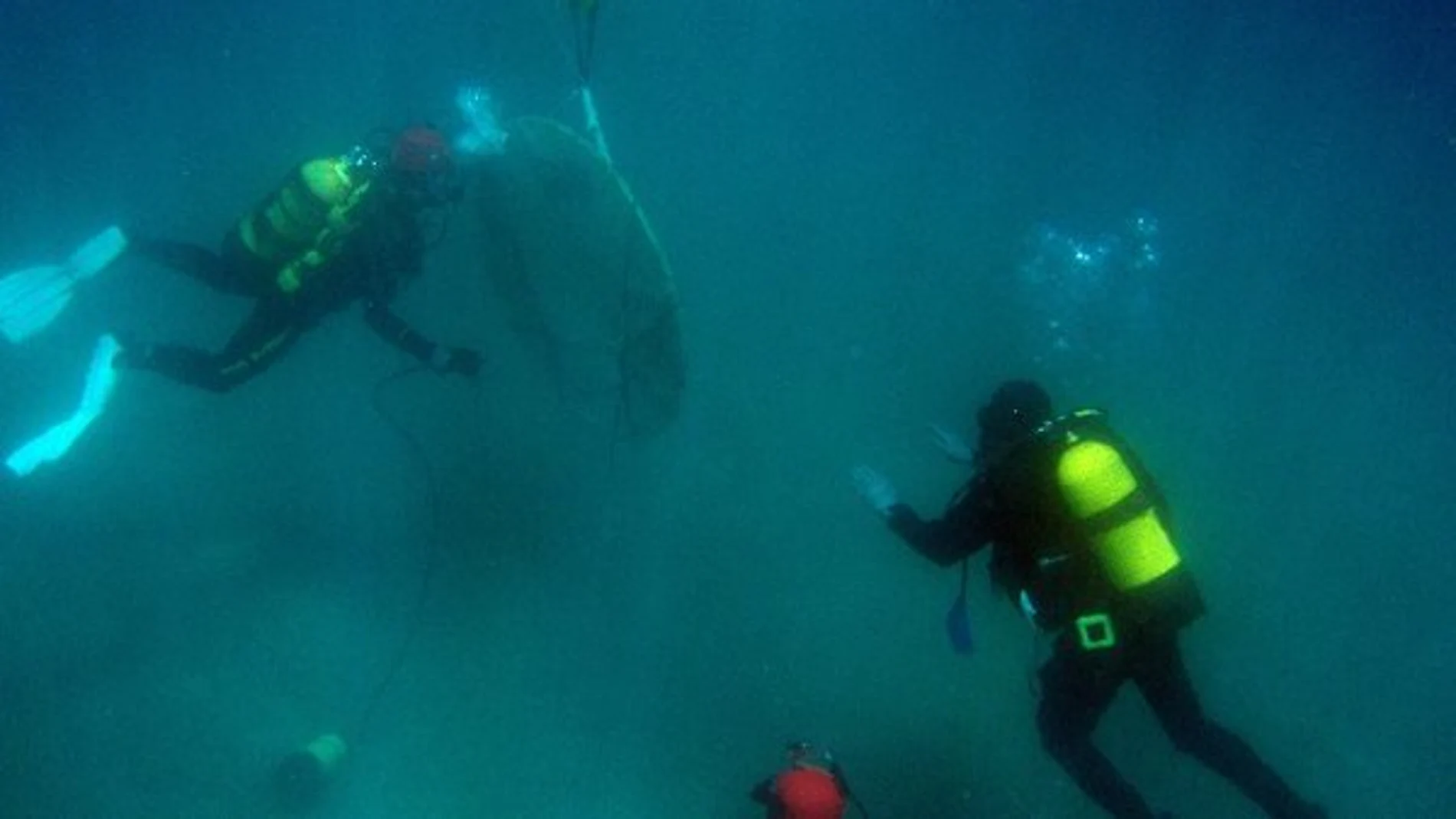 Un submarinista inspecciona los restos