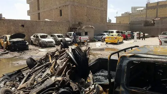 Vista del lugar de un atentado perpetrado con dos coches bomba que ha causado 35 muertos y 73 heridos en la ciudad de Samaua, al sur de Irak Vista del lugar de un atentado perpetrado con dos coches bomba que ha causado 35 muertos y 73 heridos en la ciudad de Samaua, al sur de Irak