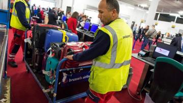 Empleados del aeropuerto cargan con el equipaje en el aeropuerto de Zaventem, cerca de Bruselas.