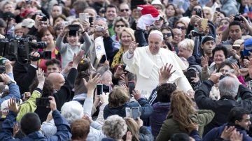 El papa Francisco saluda a su llegada a una audiencia general celebrada en la Plaza de San Pedro del Vaticano. 