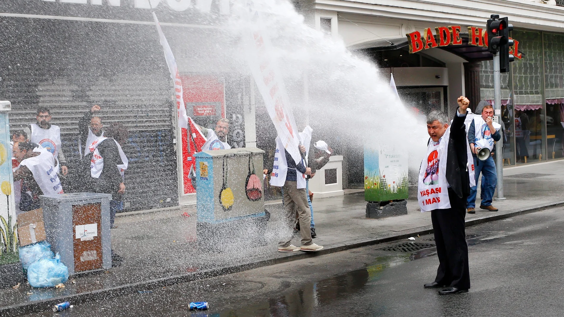 a Policía turca lanza gas contra manifestantes del 1 de Mayo en Estambul