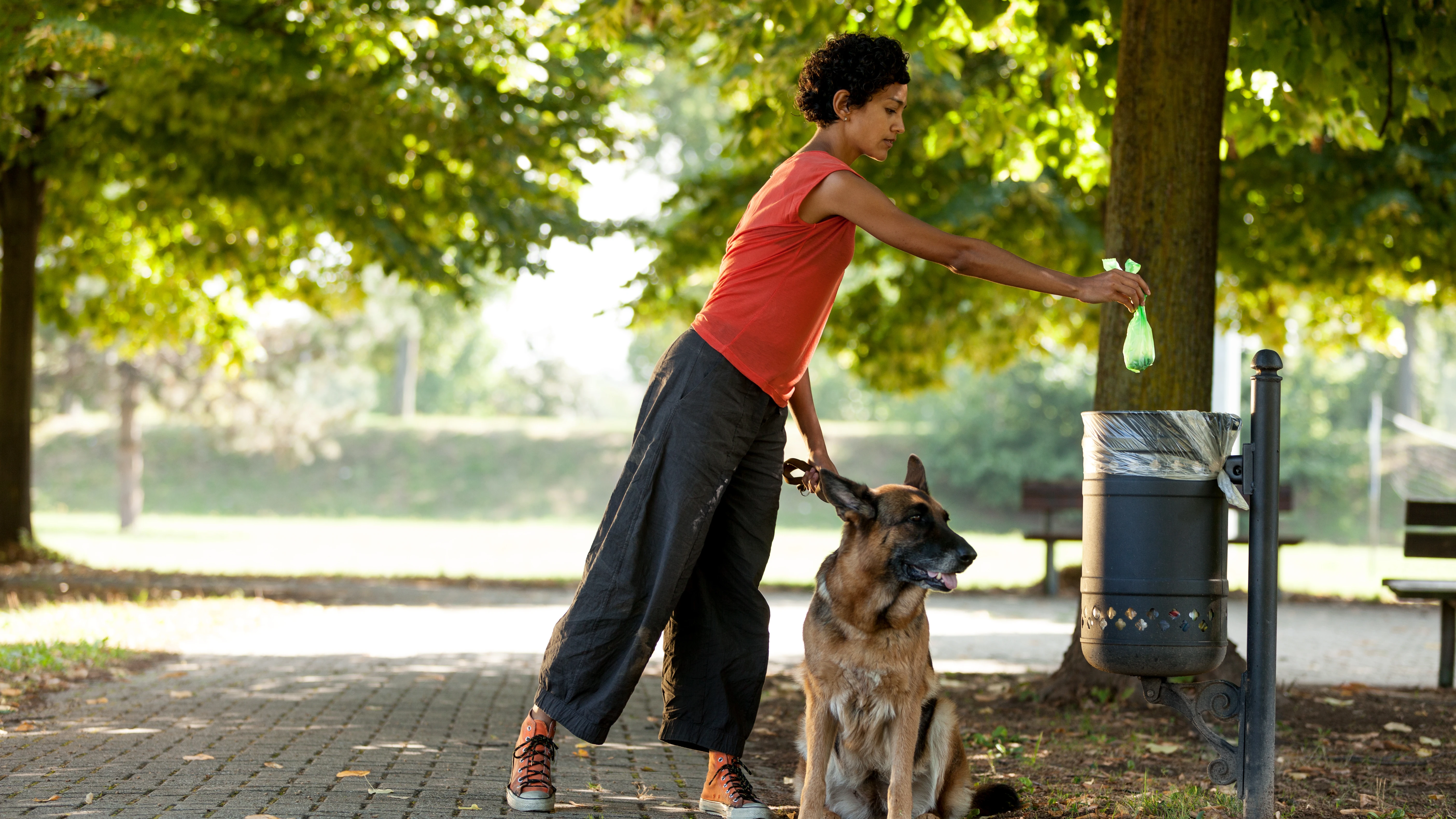 Mujer recogiendo las cacas de su perro