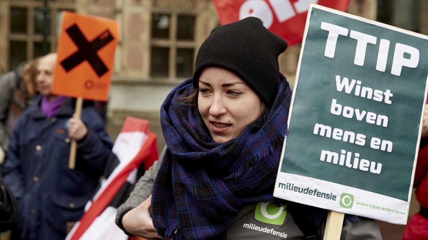 Manifestantes protestan contra la Asociaci&oacute;n Transatl&aacute;ntica de Comercio e Inversiones en La Haya