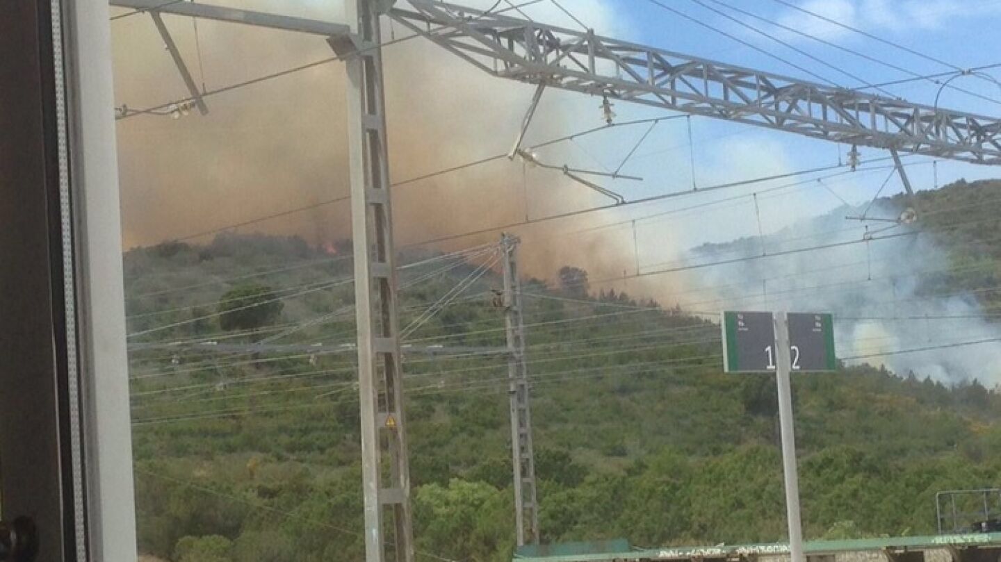 Incendio cercano a la estaci&oacute;n de Llan&ccedil;&agrave;, en Girona