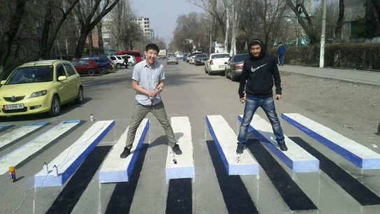 Imagen de uno de los pasos de cebra en 3D pintados en la calle Imagen de uno de los pasos de cebra en 3D pintados en la calle