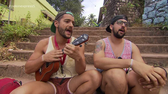 Los primos componen una canción con su ukelele por su enfermedad Los primos componen una canción con su ukelele por su enfermedad