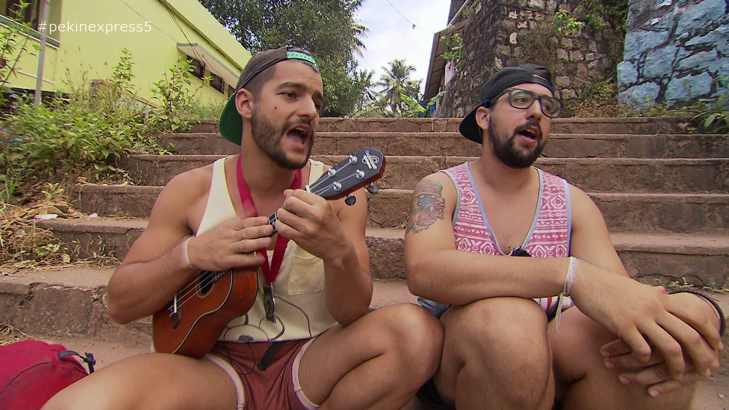 Los primos componen una canción con su ukelele por su enfermedad Los primos componen una canción con su ukelele por su enfermedad