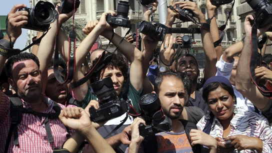 Periodistas alzan sus cámaras en señal de protesta durante una manifestación en El Cairo Periodistas alzan sus cámaras en señal de protesta durante una manifestación en El Cairo