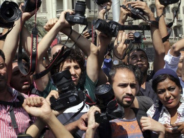 Periodistas alzan sus cámaras en señal de protesta durante una manifestación en El Cairo Periodistas alzan sus cámaras en señal de protesta durante una manifestación en El Cairo