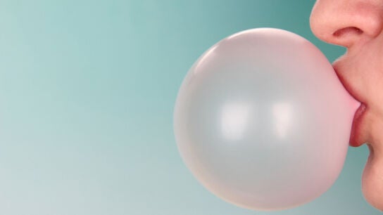 Imagen de una chica mascando un chicle