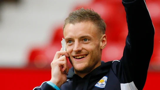Jamie Vardy, sonriente mientras habla por el teléfono móvil Jamie Vardy, sonriente mientras habla por el teléfono móvil