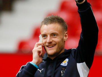 Jamie Vardy, sonriente mientras habla por el teléfono móvil Jamie Vardy, sonriente mientras habla por el teléfono móvil