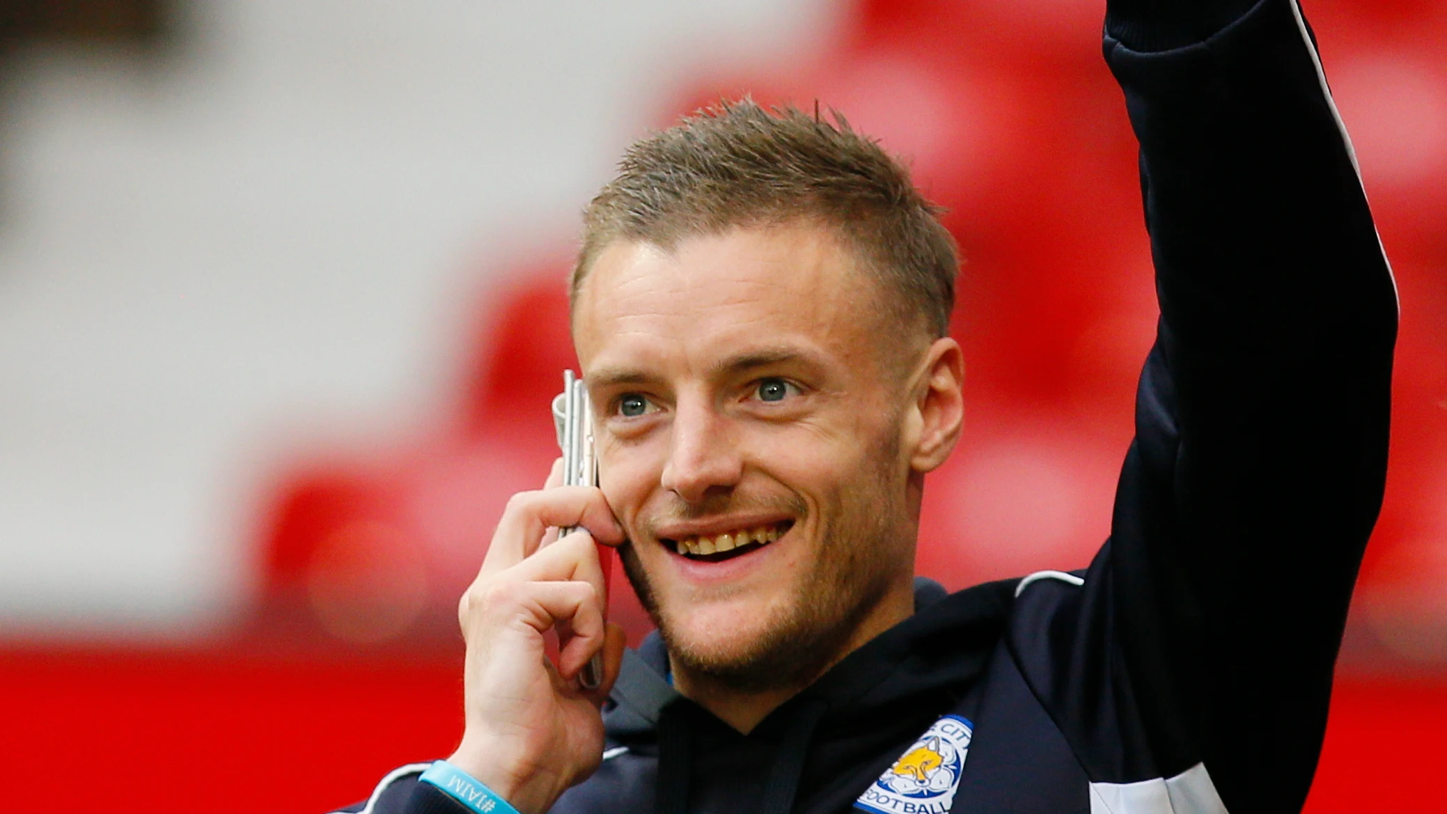 Jamie Vardy, sonriente mientras habla por el teléfono móvil