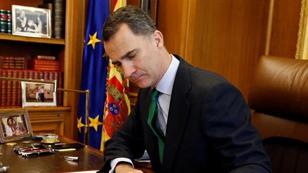 Felipe VI firma la disolución de las Cortes Felipe VI firma la disolución de las Cortes
