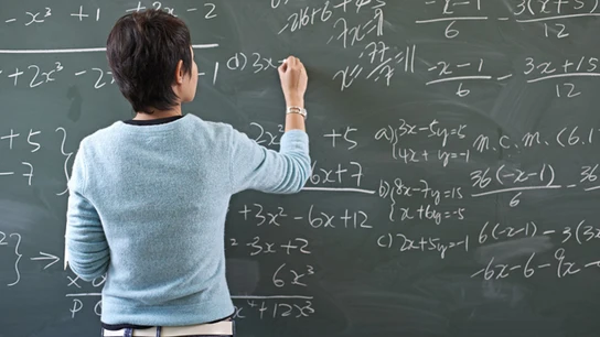 Imagen de una profesora escribiendo en la pizarra Imagen de una profesora escribiendo en la pizarra