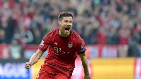 Xabi Alonso celebrando su gol de falta directa Xabi Alonso celebrando su gol de falta directa