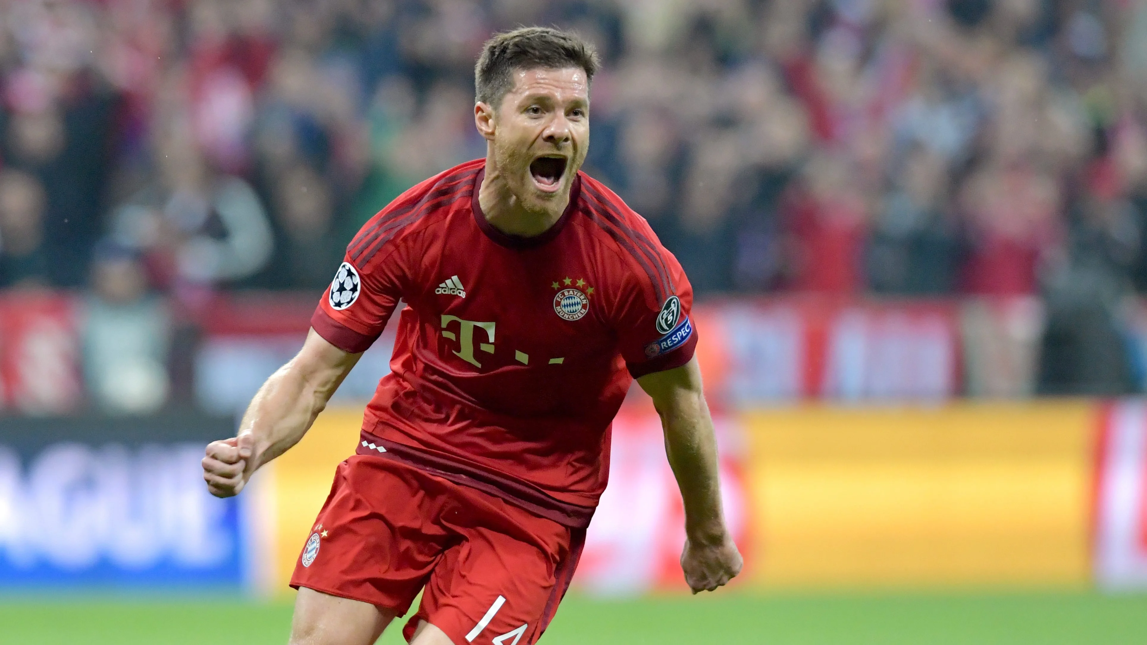 Xabi Alonso celebrando su gol de falta directa