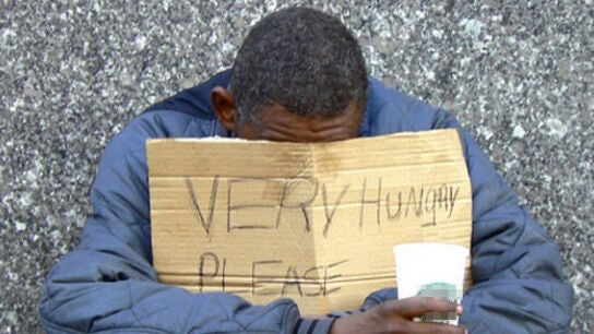 Una persona pidiendo en la calle