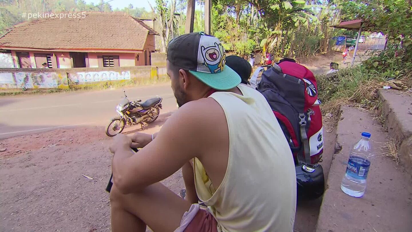 Los primos esperando en la India antes de comenzar la competici&oacute;n