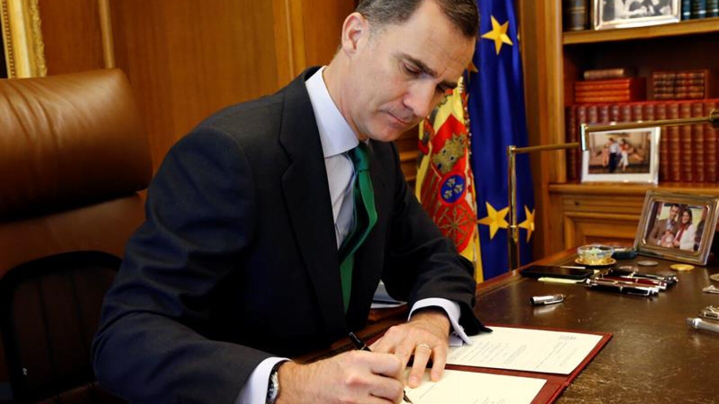 El rey firma el decreto de convocatoria de elecciones
