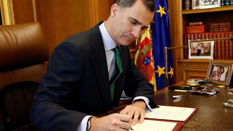 El rey firma el decreto de convocatoria de elecciones