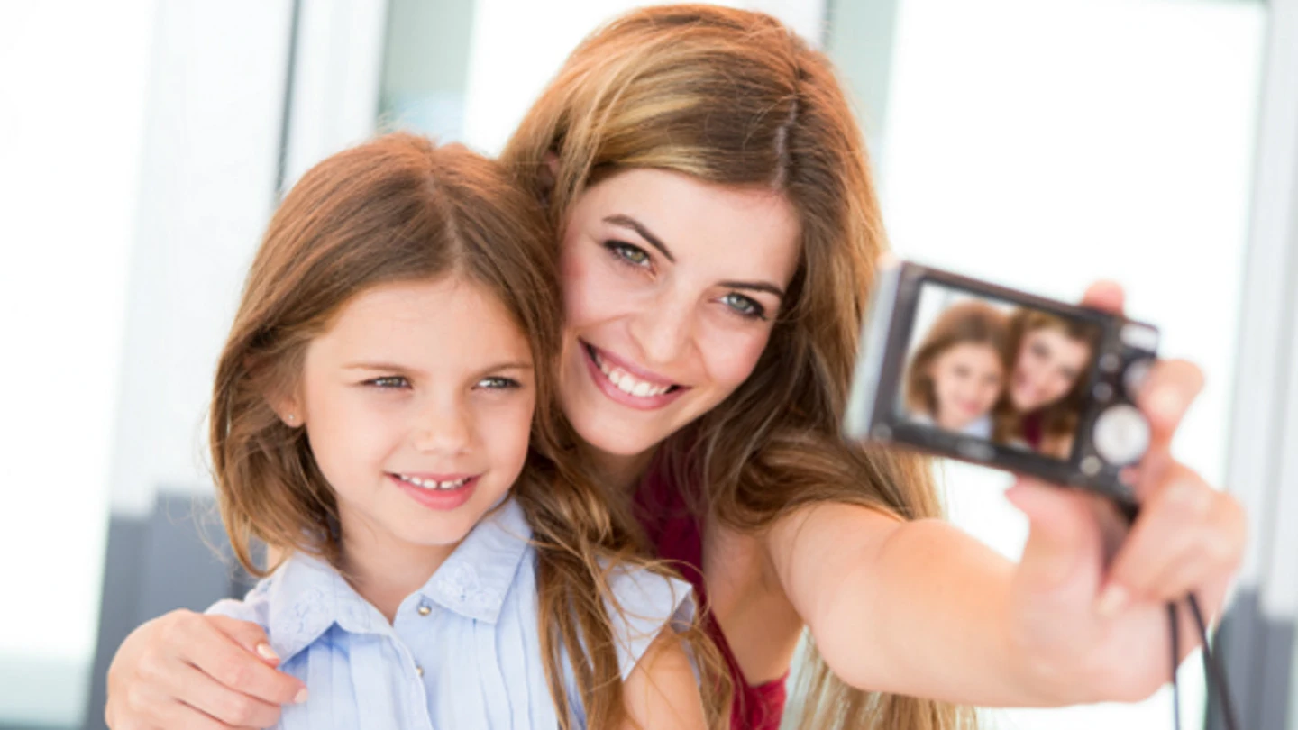 Imagen de una madre con su hija haciéndose un selfie Imagen de una madre con su hija haciéndose un selfie