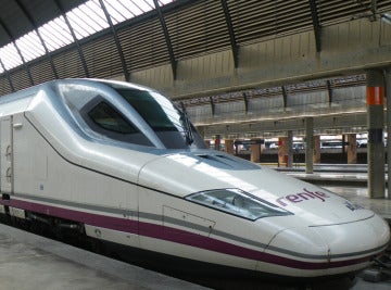 Un AVE de Renfe en la estación de Atocha Un AVE de Renfe en la estación de Atocha