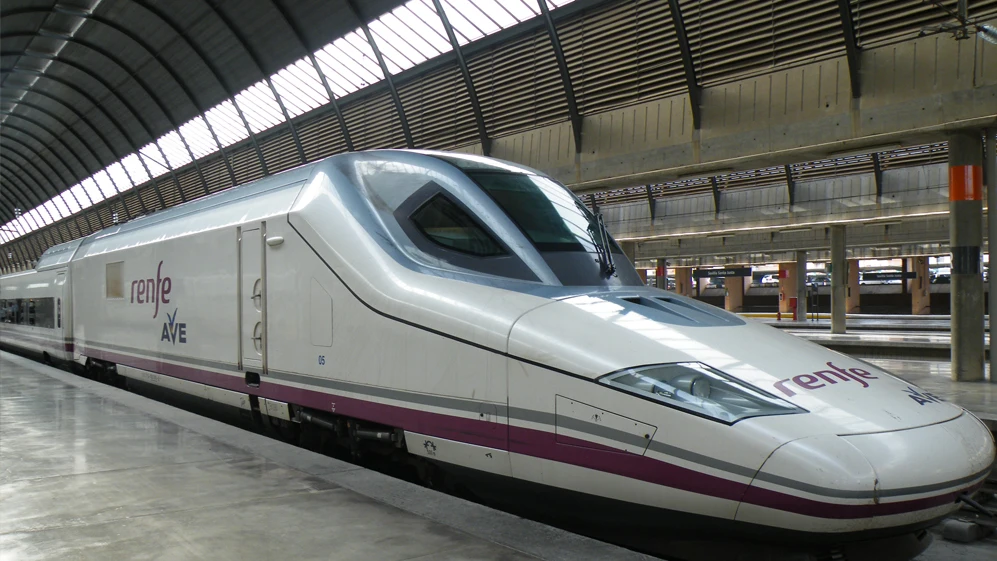 Un AVE de Renfe en la estación de Atocha