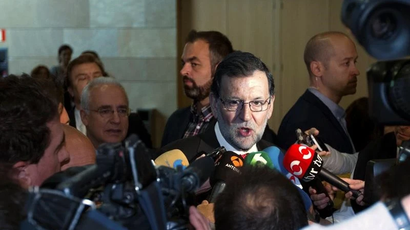 Mariano Rajoy habla con los medios