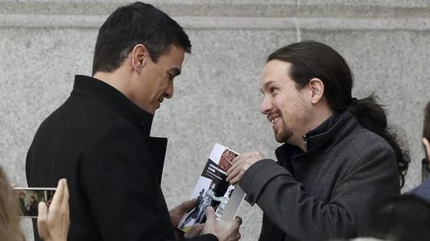 Pedro Sánchez y Pablo Iglesias antes de una de sus reuniones